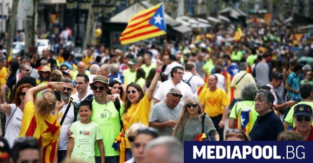 Хиляди привърженици на независимостта на Каталуния се събраха по площадите