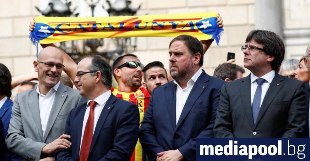 Премиерът Карлес Пучдемон и други членове на каталунското правителство в