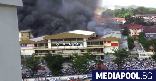 Най-малко 25 души, включително ученици, са загинали при пожар, избухнал