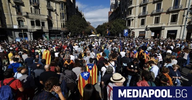 Граждани протестират срещу действията на испанската полиция срещу каталунското правителство