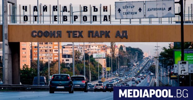 Активисти на Да България поставиха надпис на моста над бул