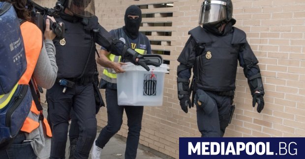 Снимка ЕПА БГНЕС Полицейско насилие беляза провеждането на незаконния референдум за