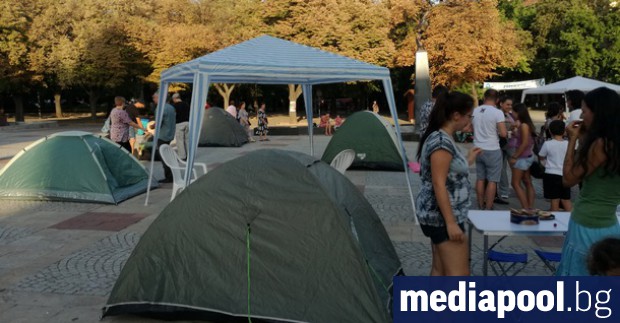 Екоактивисти направиха палатков лагер пред сградата на Община Стара Загора