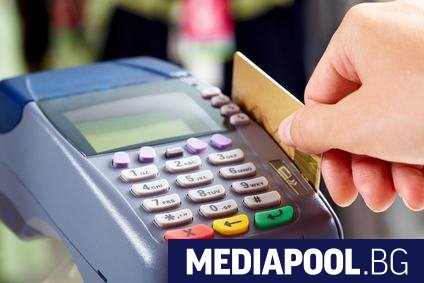 Българските потребители използват банковите си дебитни и кредитни карти най-вече