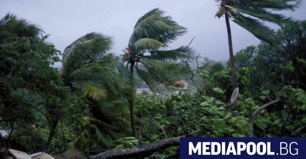 Ураганът Мария връхлетя Пуерто Рико, предадоха световните агенции в сряда.