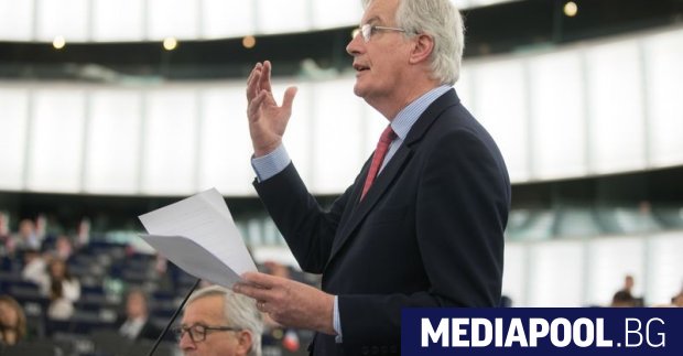 Мишел Барние (прав) и Жан-Клод Юнкер в Европейския парламент. Времето