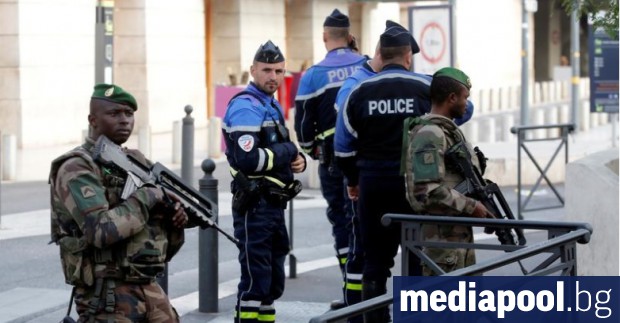 Френски войници и полицаи охраняват района около гарата в Марсилия,