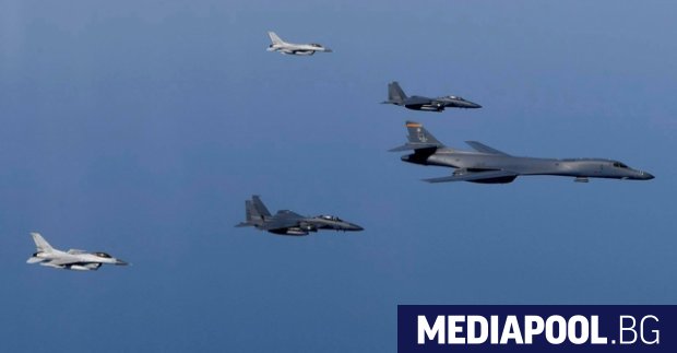 Ескадрила от американски бомбардировачи придружени от изтребители прелетя в събота