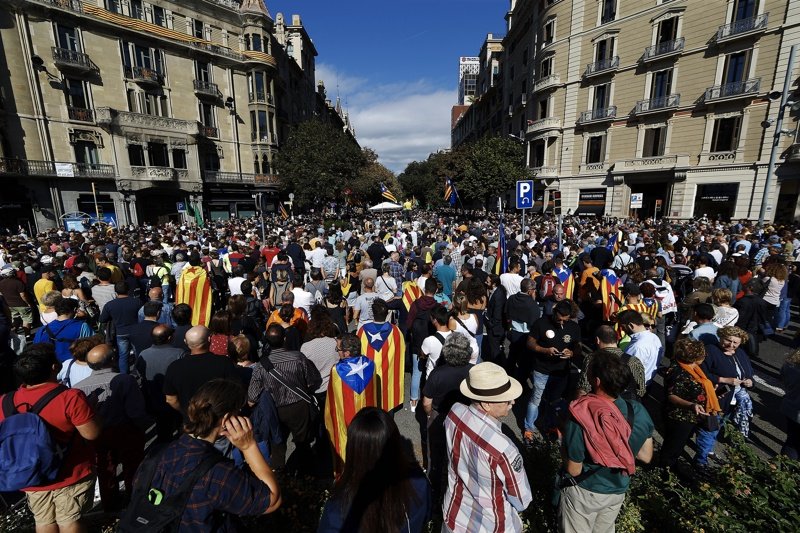 Граждани протестират срещу действията на испанската полиция срещу каталунското правителство. Сн. БГНЕС/ЕПА