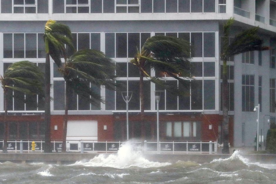 Жертвите на урагана Ирма във Флорида нараснаха на 12, общо са 55