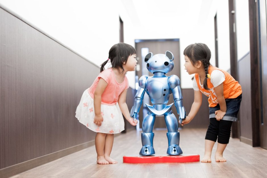 Роботи детегледачи заработиха в забавачка в Токио