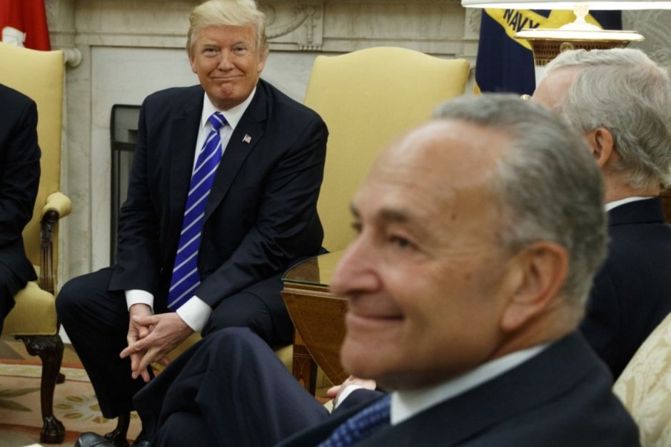 Доналд Тръмп и Чък Шумър по време на среща на президента с представители на Демократическата партия на 6 септември в Овалния кабинет на Белия дом.