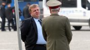Президентът иска обяснение от Каракачанов защо е пратил армията да издирва престъпник