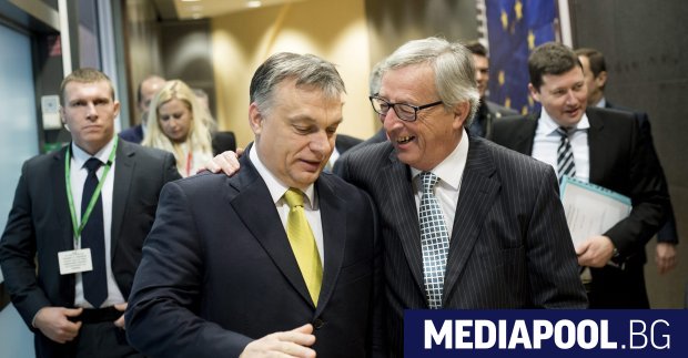 Юнкер и унгарският премиер Виктор Орбан в дясно Председателят на