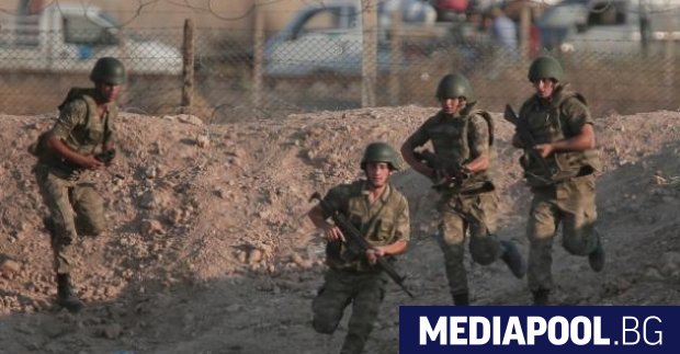 Турски войници от специалните части дислоцирани край границата със Сирия