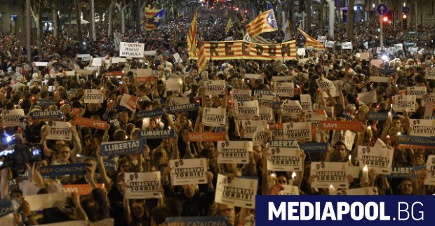 Стотици хиляди хора излязоха на протести по улиците на Барселона
