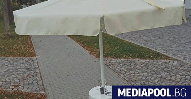 Плажен чадър с автономно соларно захранване са конструирали български специалисти