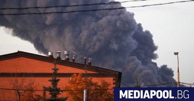 Огромен пожар е обхванал строителен пазар край Москва, засега няма