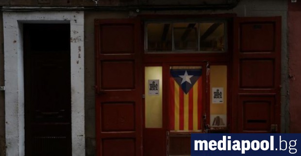 Каталунският сепаратистки флаг виси на врата в Барселона. Испанският Конституционен
