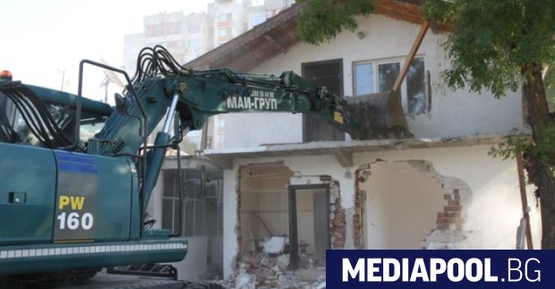 Три масивни незаконни къщи бяха съборени в Арман махала в