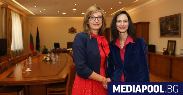 Екатерина Захариева и Мария Габриел Заместник министър-председателят по правосъдната реформа