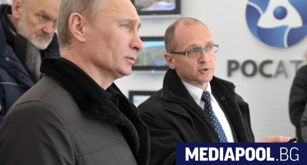 Владимир Путин и директорът на Росатом Сергей Кириенко вдясно Сн