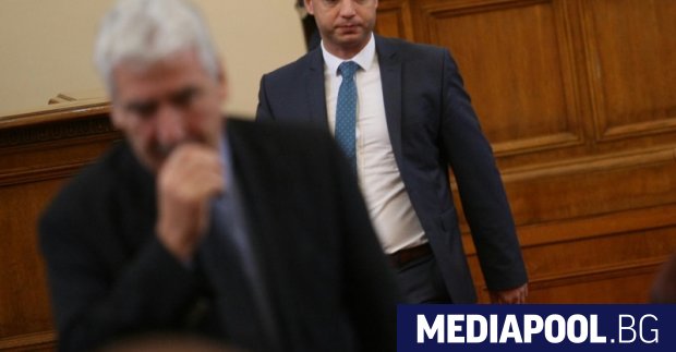 Делян Добрев по време на пленарното заседание на парламента в