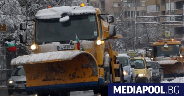 Тази зима на снегорините в София освен българското знаме ще