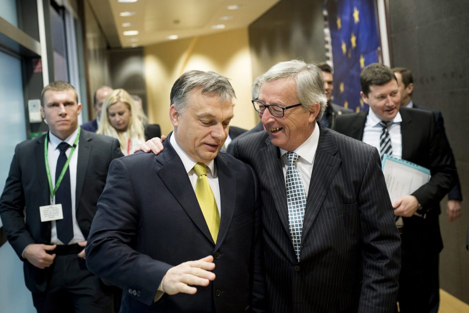 Юнкер и унгарският премиер Виктор Орбан (в дясно)