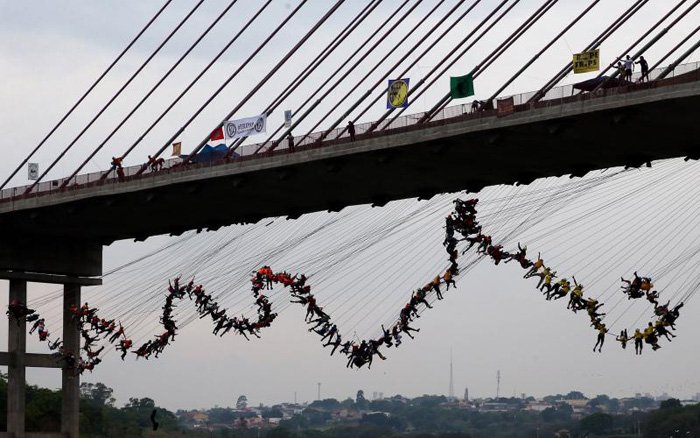 245 души скочиха заедно от мост в Бразилия