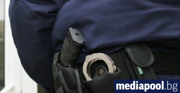Двама полицаи от РПУ – Стражица, са задържани при акция