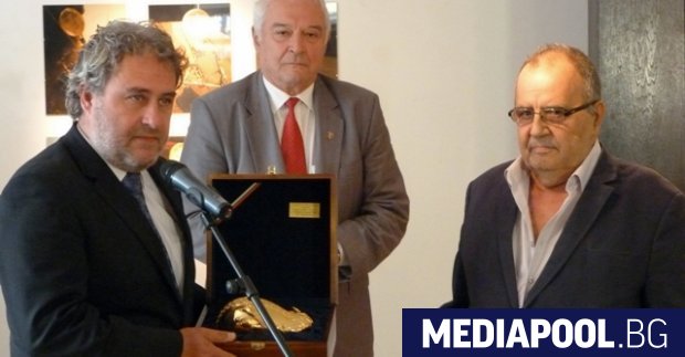 Министърът на културата Боил Банов (вляво) награди Божидар Димитров за