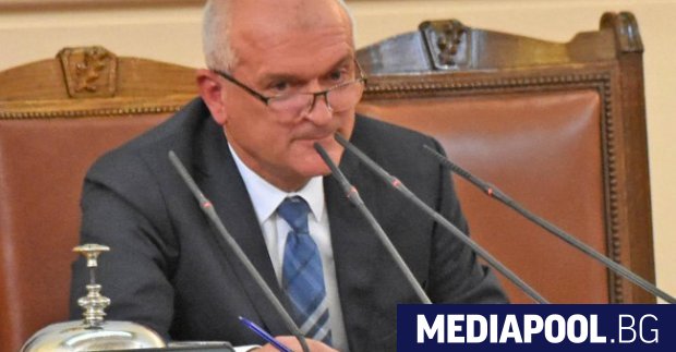 Парламентът успя да събере кворум от третия опит в четвъртък