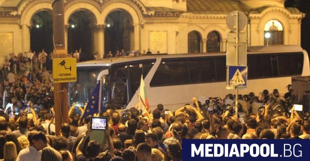 Единственият полицай обвинен за насилие в нощта на белия автобус