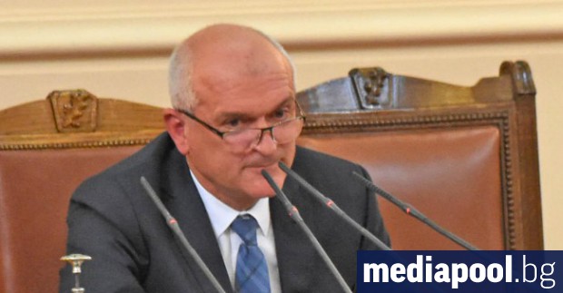 Парламентът ще гласува оставката на председателя Димитър Главчев Тя беше