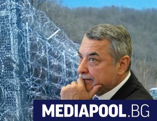 Лидерът на БСП Корнелия Нинова поиска във вторник оставките на