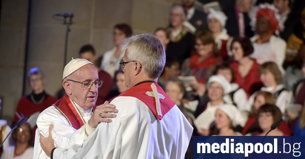 Папа Франсиск вляво прегръща на 31 октомври 2016 г професор