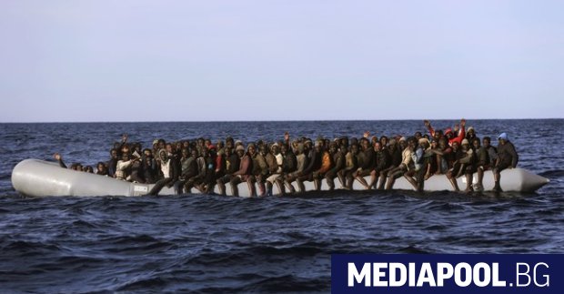 Либийската брегова охрана каза че е пресрещнала две надуваеми лодки