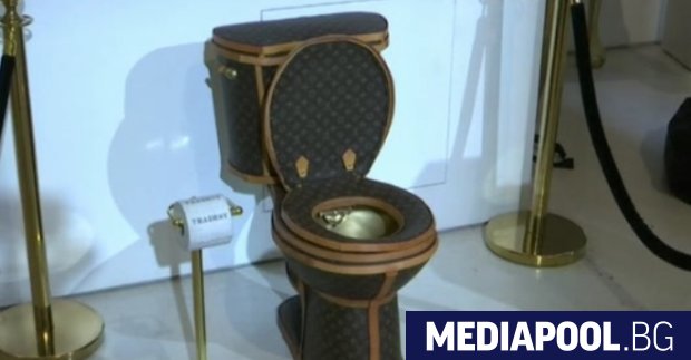 Златна тоалетна се продава за 100 000 долара Тя е