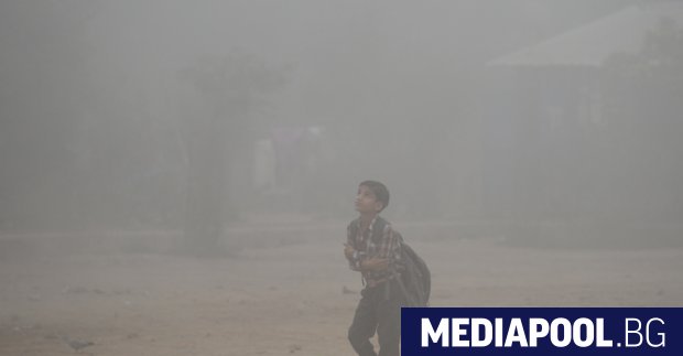 Индийската столица Делхи се задушава вече втори ден под облаци