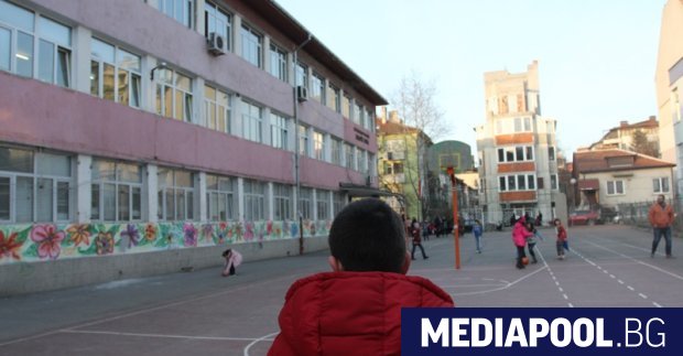 Държавното финансиране за образованието в България остава под средното за