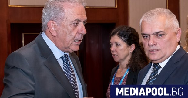 Еврокомисарят Димитрис Аврамопулос с вътрешния министър Валентин Радев в София