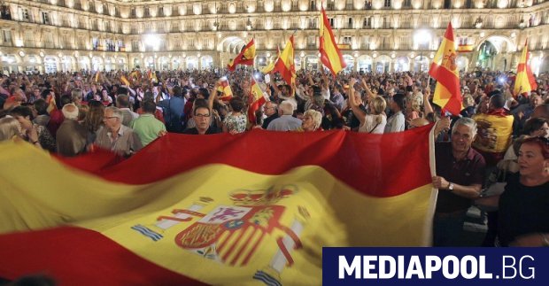 Испания е разделена след обявената едностранно от Каталуня независимоств петък.