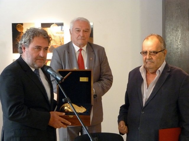 Министърът на културата Боил Банов (вляво) награди Божидар Димитров за принос към културата. Сн. Министерство на културата