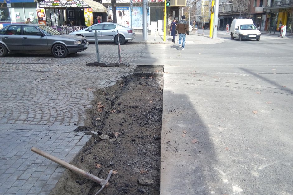 Граждани видяха проблем в недовършен ремонт в София