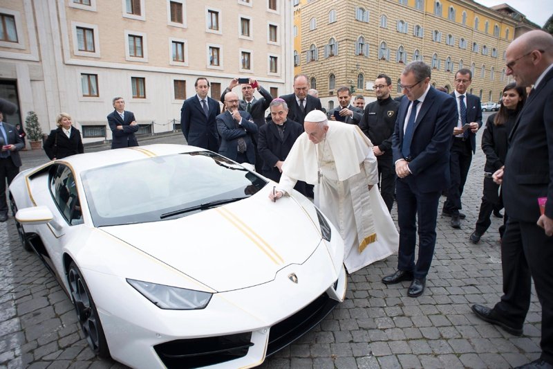 Папата получи ламборгини уникат, ще го продаде за благотворителност
