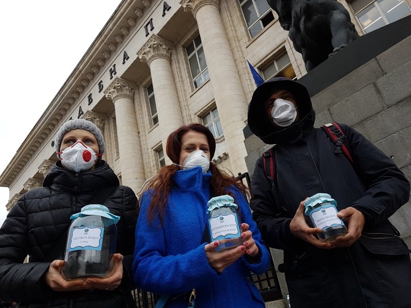 Обжалването на прекратеното дело за мръсния въздух в София беше придружено с акция "Зимнина за софиянци". Сн. БГНЕС