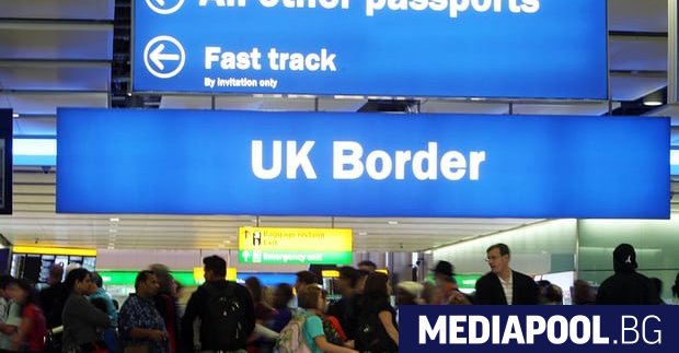 Нетната миграция към Великобритания е спаднала рязко през 12-те месеца