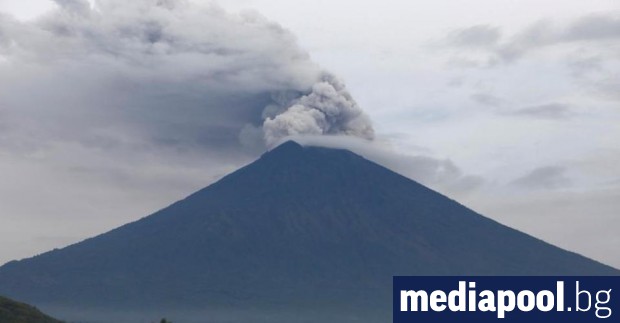 Вулканът Агунг на индонезийския остров Бали изхвърли в четвъртък пепел