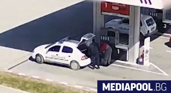 Кадър как полицаите преточват горивото от служебните коли Вътрешният министър